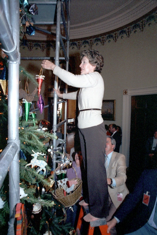 1981.FLOTUS.decoratingBRTree.C5383-20