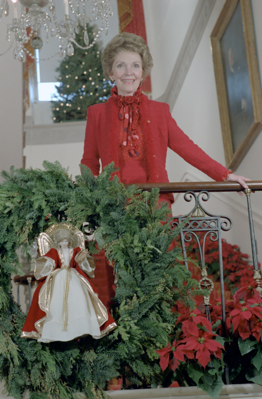 1982.FLOTUS.GrandStaircase.C11835-16