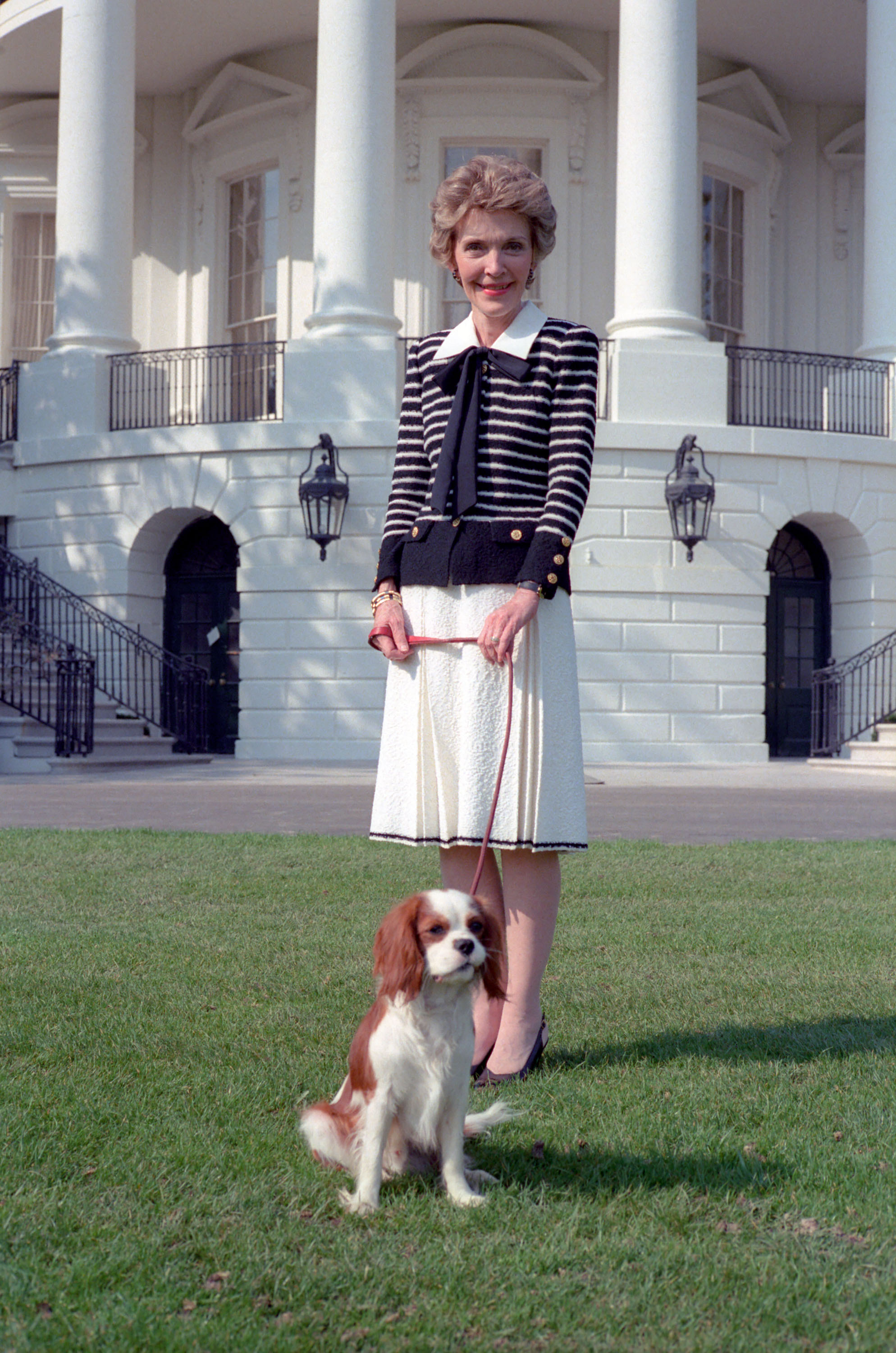 4/8/1986 Nancy Reagan and her dog Rex on the South Lawn